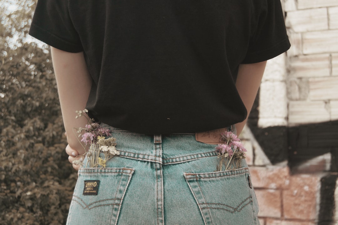 Black Vintage Jeans: Styling Guide and Honest Picks