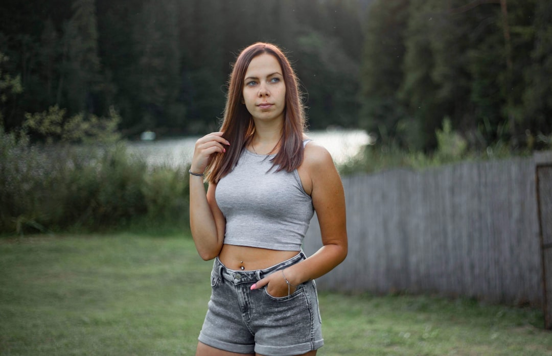 Gray Denim Shorts: Styling Guide and Honest Picks