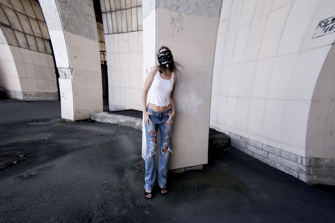 Low Rise Baggy Jeans: How to Pull Them Off